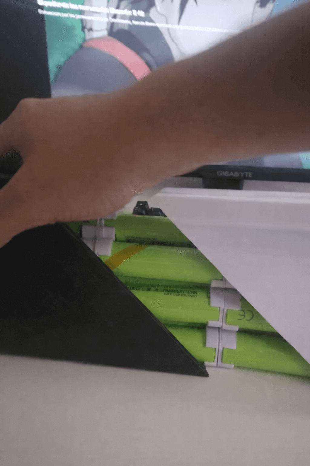 Soldando cables al BMS del battery pack en el banco de trabajo