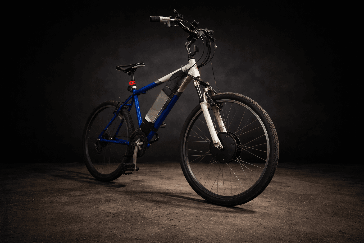 La bicicleta electrica terminada lista para andar