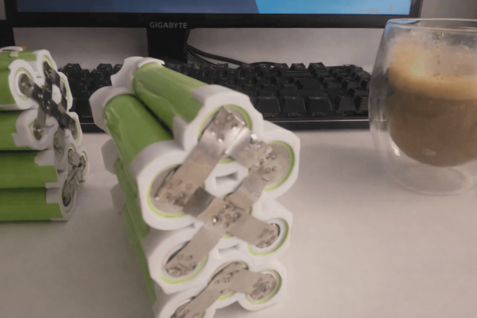 Celdas 18650 dispuestas en configuracion 10s2p sobre el banco de trabajo