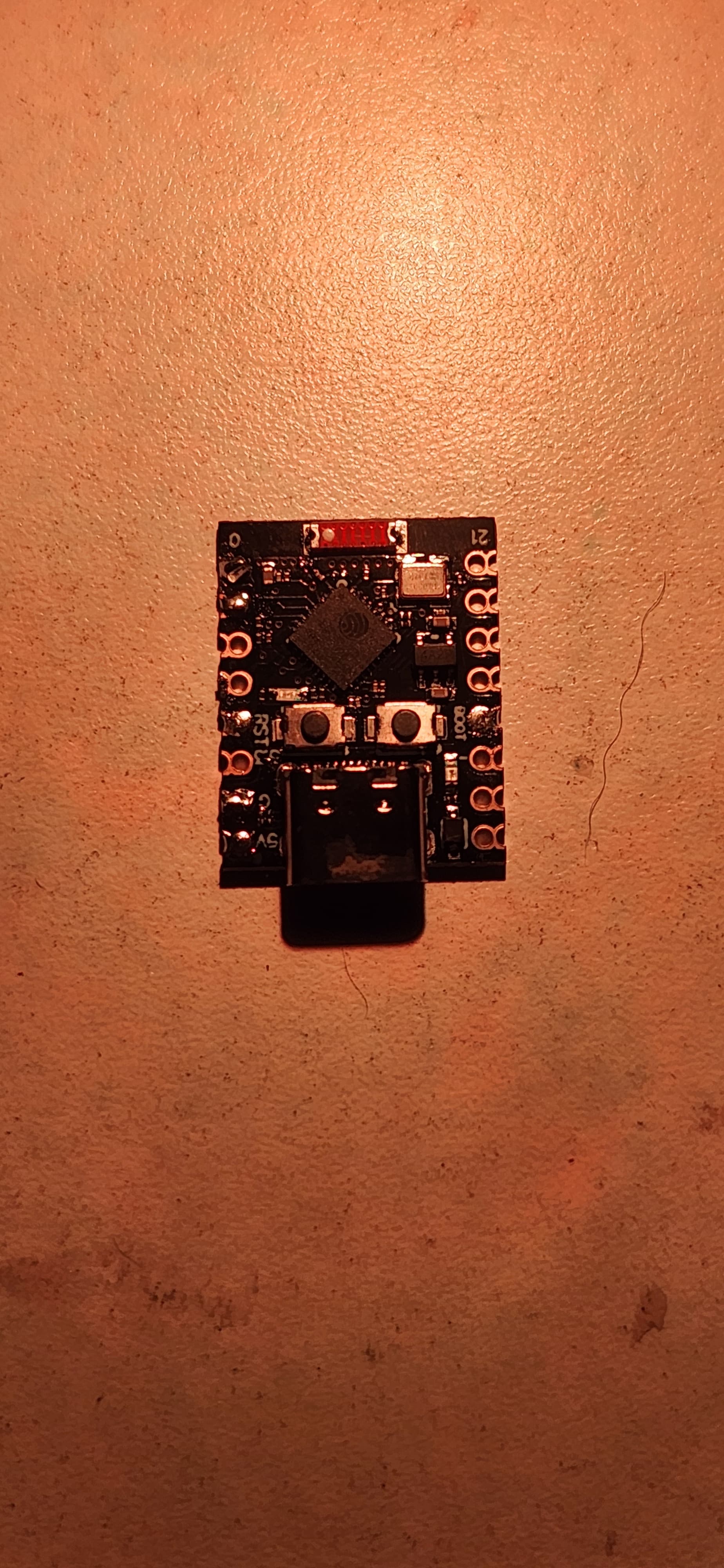 ESP32 conectado a sensores de voltaje y corriente en un breadboard